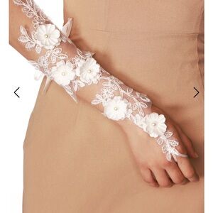 Bronx and Banco Paris Maraya Lace Gloves